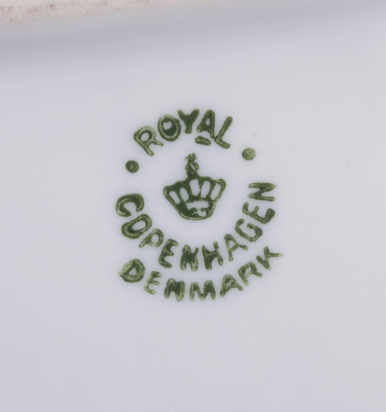 Royal Copenhagen Blaue Blume geflochten. Tablett aus Porzellan. Datiert 1953 (Mitte des 20. Jahrhunderts) im Angebot