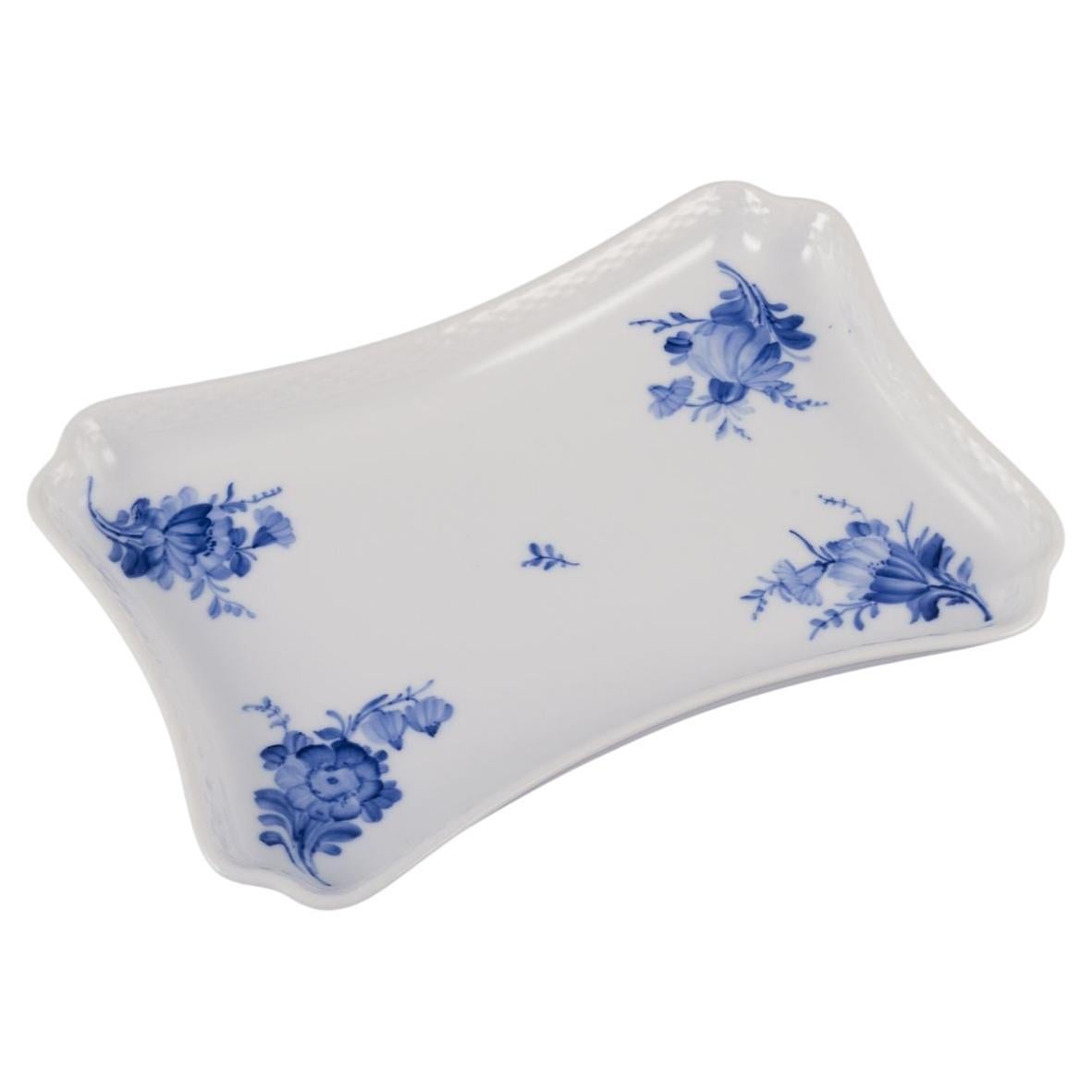 Royal Copenhagen Blaue Blume geflochten. Tablett aus Porzellan. Datiert 1953