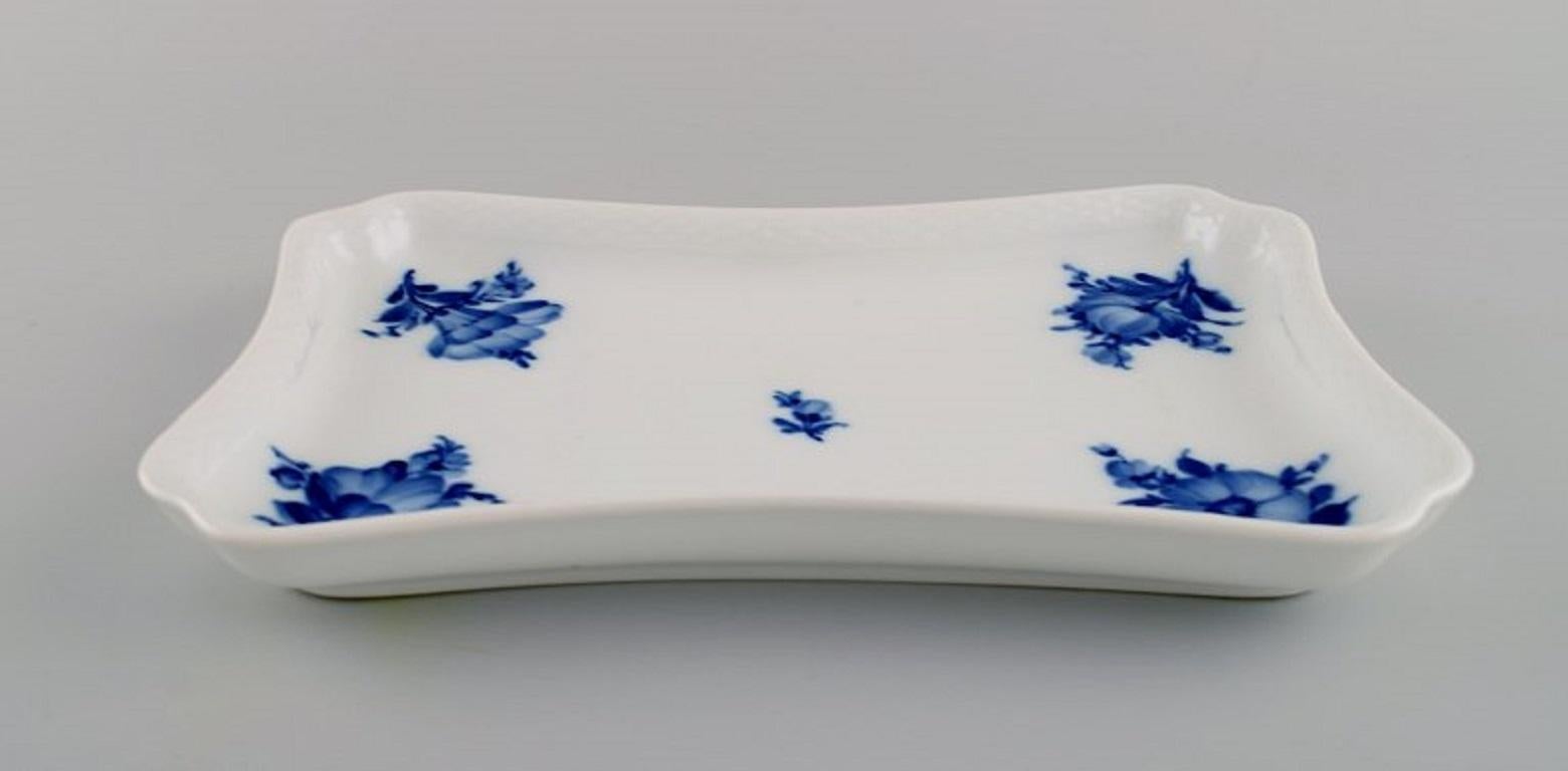 Hand-Painted Royal Copenhagen Blue Flower Braided Tray, Model Number 10/8181, Dated 1945 For Sale