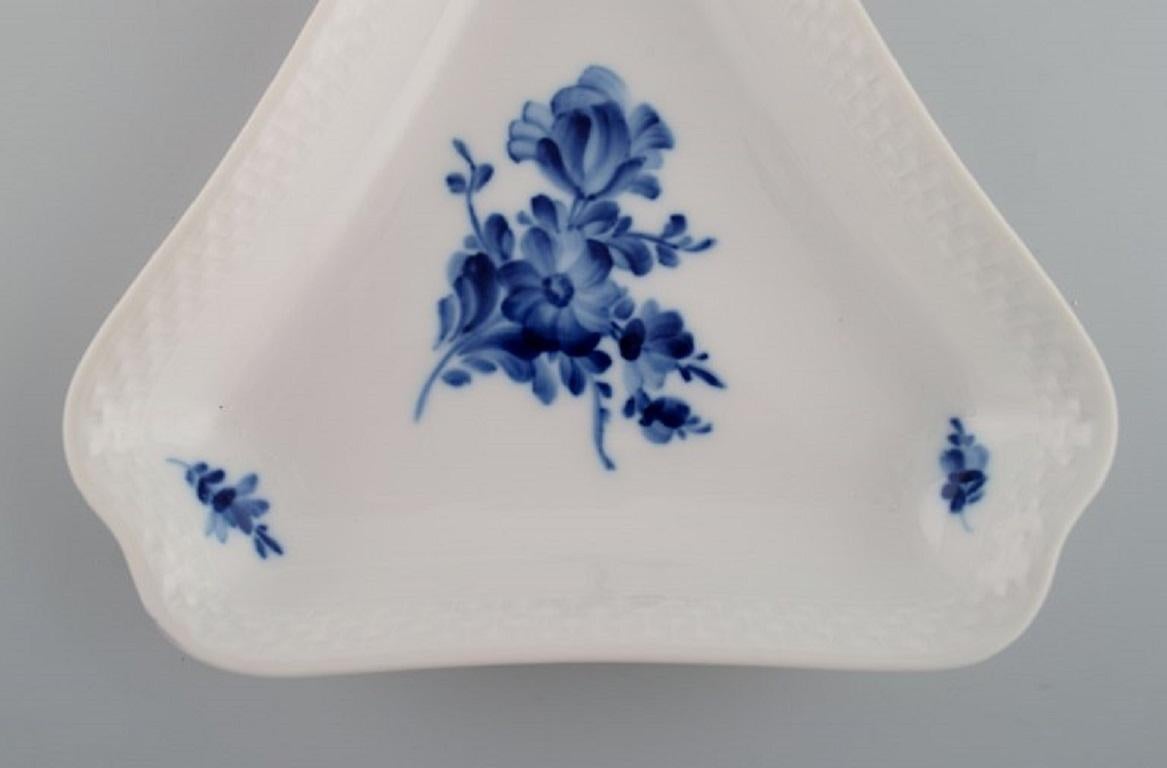 Royal Copenhagen blaue Blume geflochtene dreieckige Schale. Modellnummer 10/8278. 
Mitte des 20. Jahrhunderts.
Maße: 16.5 x 3 cm.
In ausgezeichnetem Zustand.
1. Fabrikqualität.
Gestempelt.