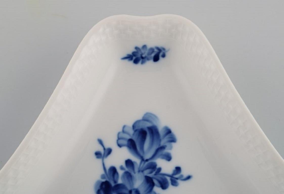 Royal Copenhagen Blaue geflochtene dreieckige Schale mit Blumen, Modellnummer 10/8278 (Dänisch) im Angebot
