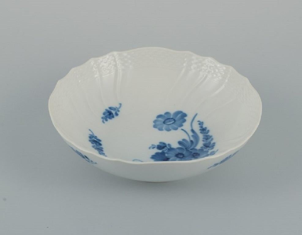 Bol et plat incurvé Fleur bleue de Royal Copenhagen.
1951, ainsi que 1980 - 1984.
Numéro de modèle 10/1518.
Numéro de modèle 10/1645.
L'assiette mesure D 19 x H 3.0 cm.
Bol : D 21,5 x H 6,0 cm.
En parfait état.
Le bol est de deuxième qualité d'usine.