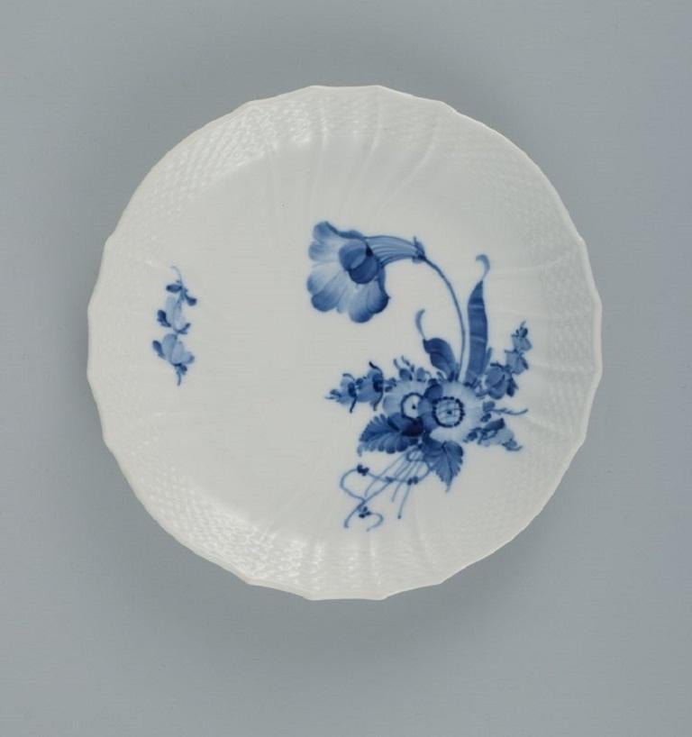 Peint à la main Bol et plat incurvé Fleur bleue de Royal Copenhagen. en vente