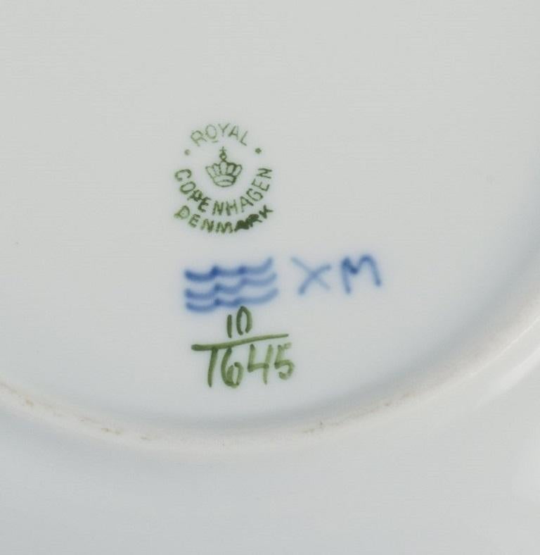Porcelaine Bol et plat incurvé Fleur bleue de Royal Copenhagen. en vente