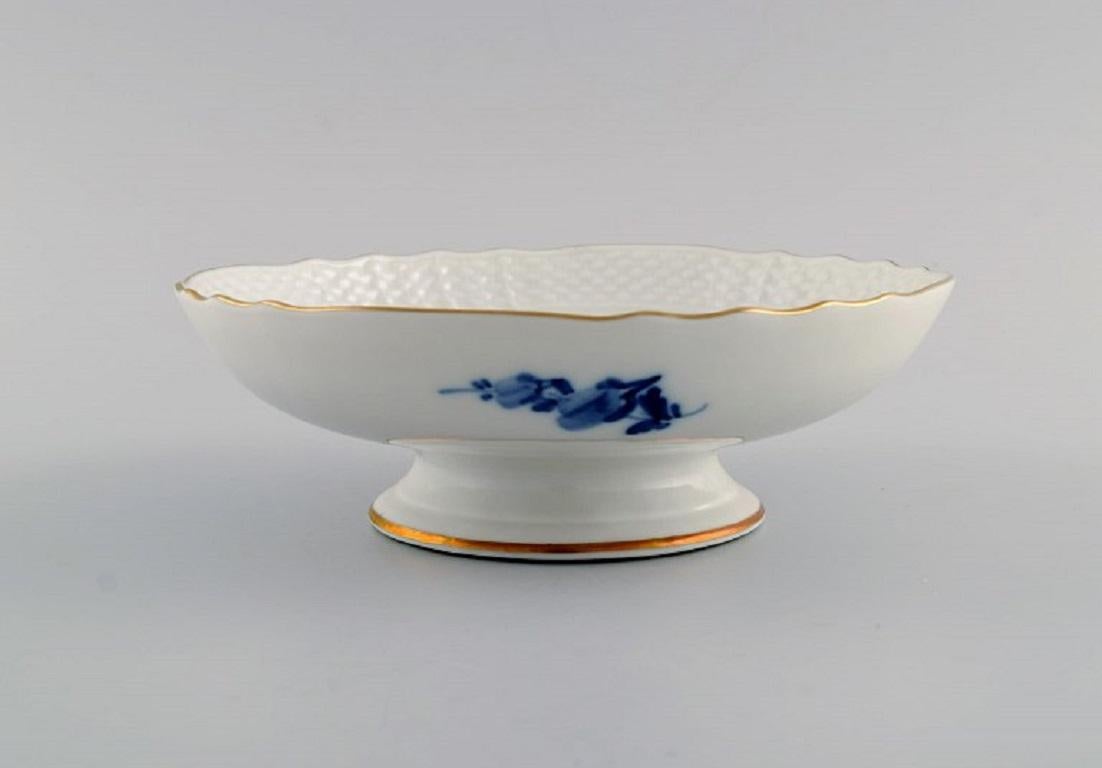 Royal Copenhagen Blue Flower Curved bowl on base with gold edge. 1970s. 
Model number 10/1532.
Measures: 17.5 x 6 cm.
In excellent condition.
Stamped.
1st factory quality.