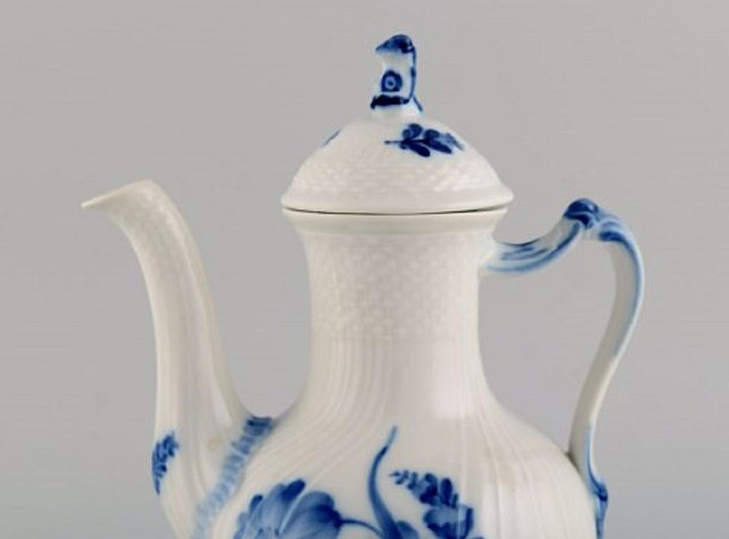 Royal Copenhagen blue flower curved coffee pot. Dated 1965. Model number 10/1517.
Measures: 23.5 x 17 cm.
In excellent condition.
Stamped.
1st factory quality.