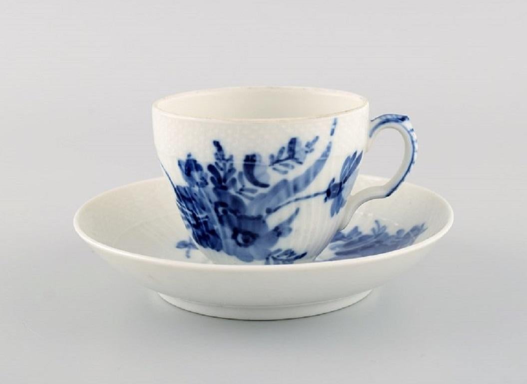 Royal Copenhagen Blue Flower Curved coffee service for eight people. 1980s. 
Model number 10/1549.
Consisting of eight coffee cups (10/1549) with saucers and eight plates (10/1625).
The cup measures: 7.2 x 6 cm.
Saucer diameter: 13 cm.
Plate