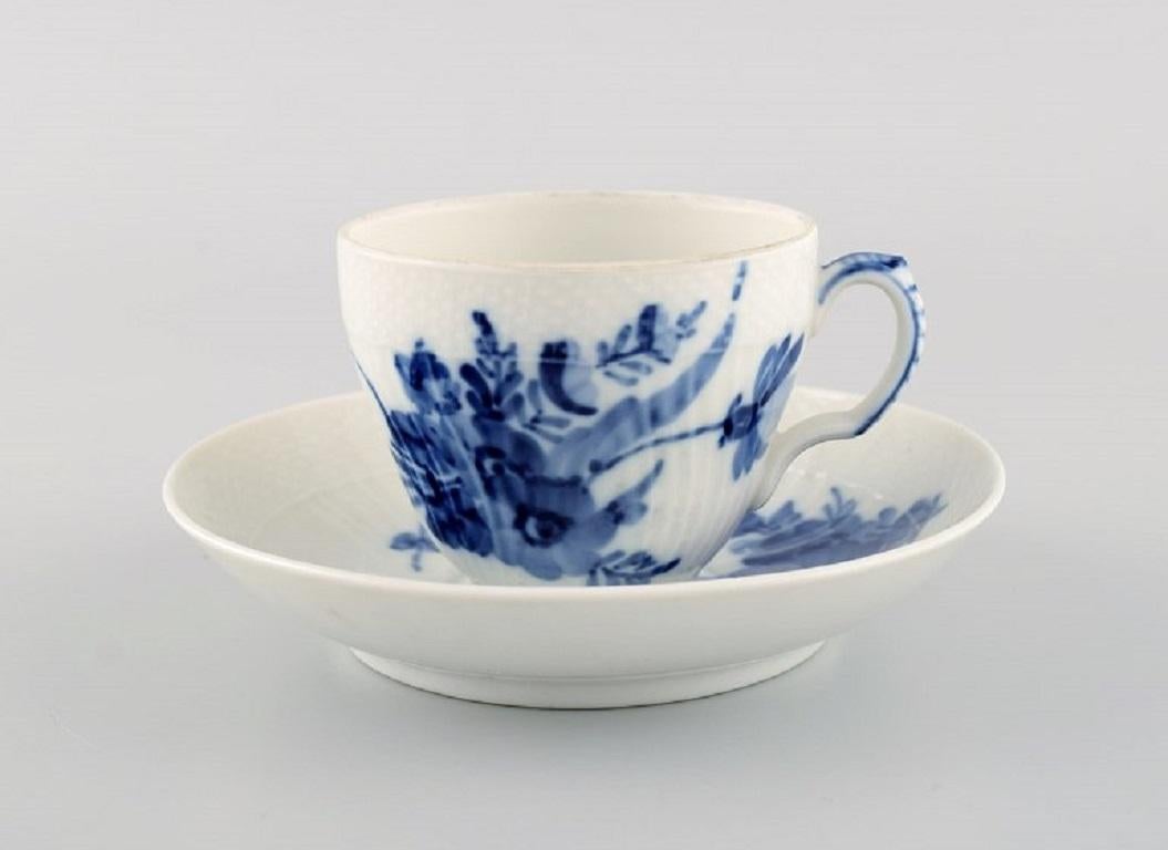 Royal Copenhagen Flor Azul Servicio de café curvo para ocho personas. 1980s. 
Model No. 10/1549.
Consta de ocho tazas de café (10/1549) con platillos y ocho platos (10/1625).
La taza mide 7,2 x 6 cm.
Diámetro del platillo: 13 cm.
Diámetro del