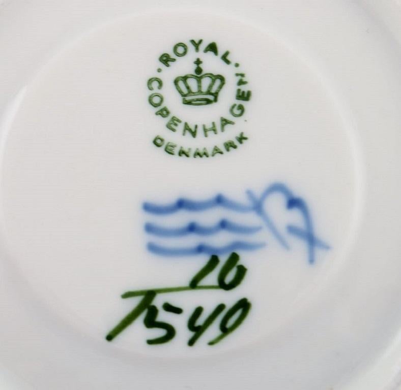 Royal Copenhagen, geschwungenes Kaffeeservice mit blauer Blume, für acht Personen, 1980er Jahre (Ende des 20. Jahrhunderts) im Angebot