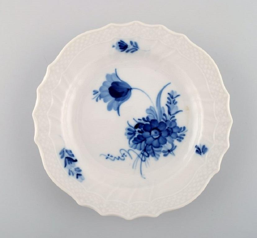 Royal Copenhagen, geschwungenes Kaffeeservice mit blauer Blume, für acht Personen, 1980er Jahre (Porzellan) im Angebot