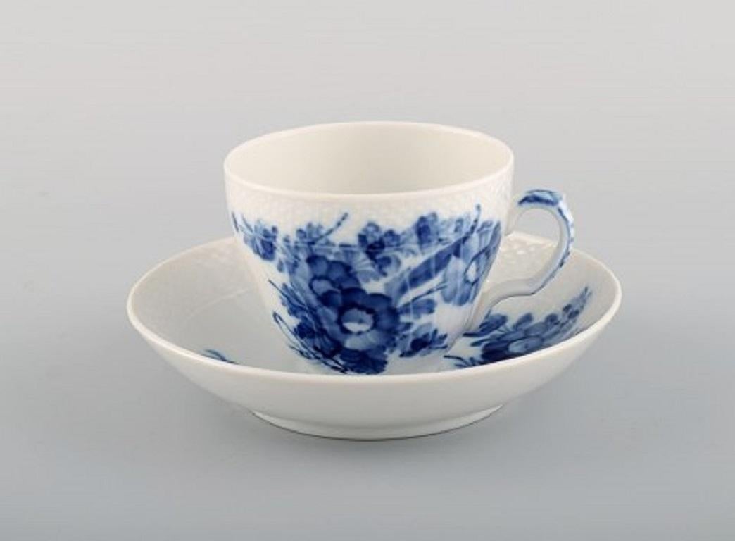 Royal Copenhagen blaue Blume geschwungenes Kaffeeservice für sechs Personen. 1960s. 
Modellnummer 10/1549.
Bestehend aus sechs Kaffeetassen (10/1549) mit Untertassen und sechs Tellern (10/1625).
Die Tasse misst: 7,2 x 6 cm.
Durchmesser der