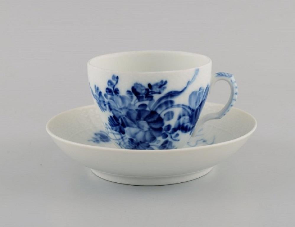 Royal Copenhagen Blue Flower Curved coffee service for ten people. 1980s. 
Model number 10/1549.
Consisting of ten coffee cups (10/1549) with saucers and ten plates (10/1625).
The cup measures: 7.2 x 6 cm.
Saucer diameter: 13 cm.
Plate