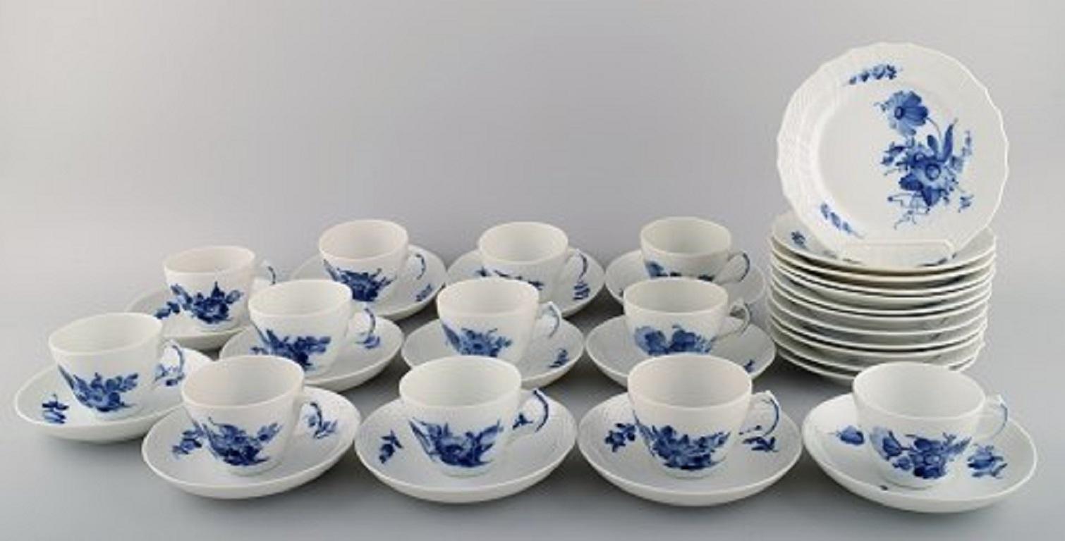 Royal Copenhagen blue flower curved coffee service for twelve people. 1960s. Model number 10/8040.
Consisting of twelve coffee cups (10/8040) with saucers and twelve plates (10/1626).
The cup measures: 7.5 x 6 cm.
Saucer diameter: 13.5 cm.
Plate