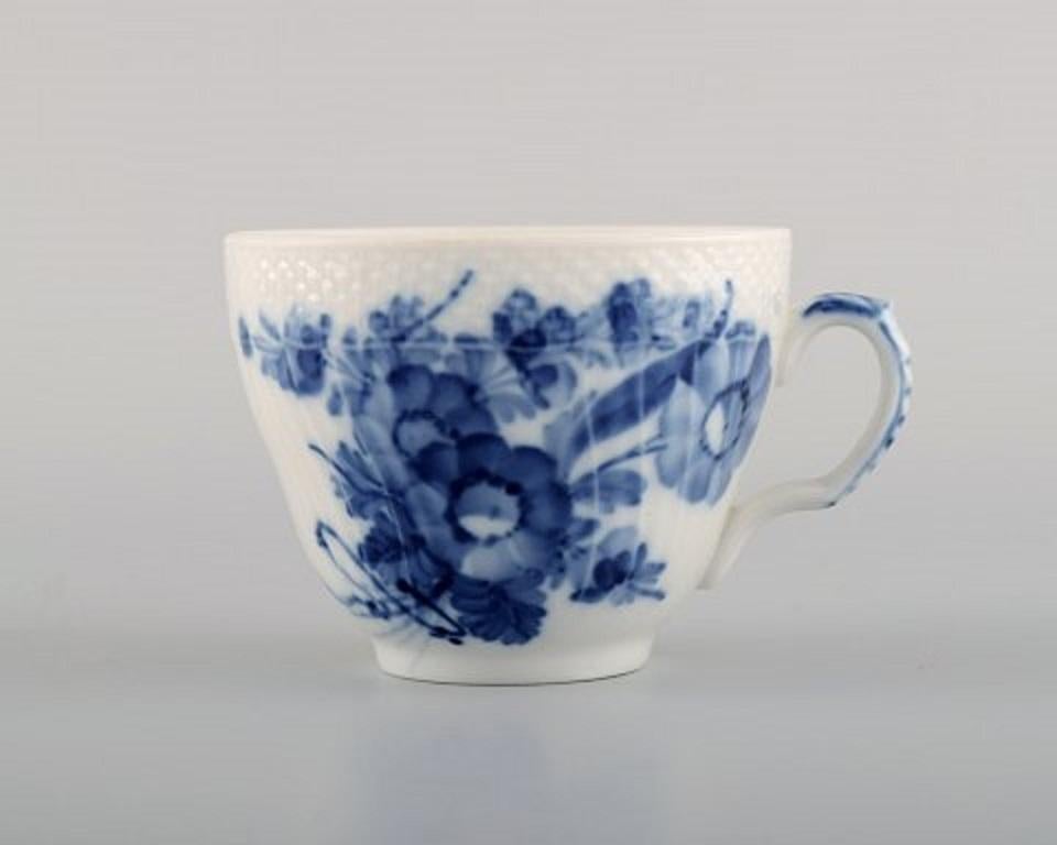 Royal Copenhagen, geschwungenes Couchtisch mit blauer Blume, für zwölf Personen, 1960er Jahre (Dänisch) im Angebot