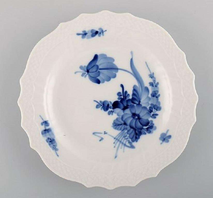 Milieu du XXe siècle Service à café courbé à fleurs bleues Royal Copenhagen pour douze personnes, années 1960 en vente