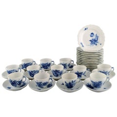 Servicio de café curvo con flores azules para doce personas, Royal Copenhagen, años 60