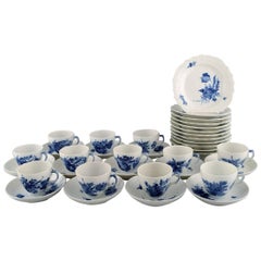 Royal Copenhagen, geschwungenes Couchtisch mit blauer Blume, für zwölf Personen, 1960er Jahre