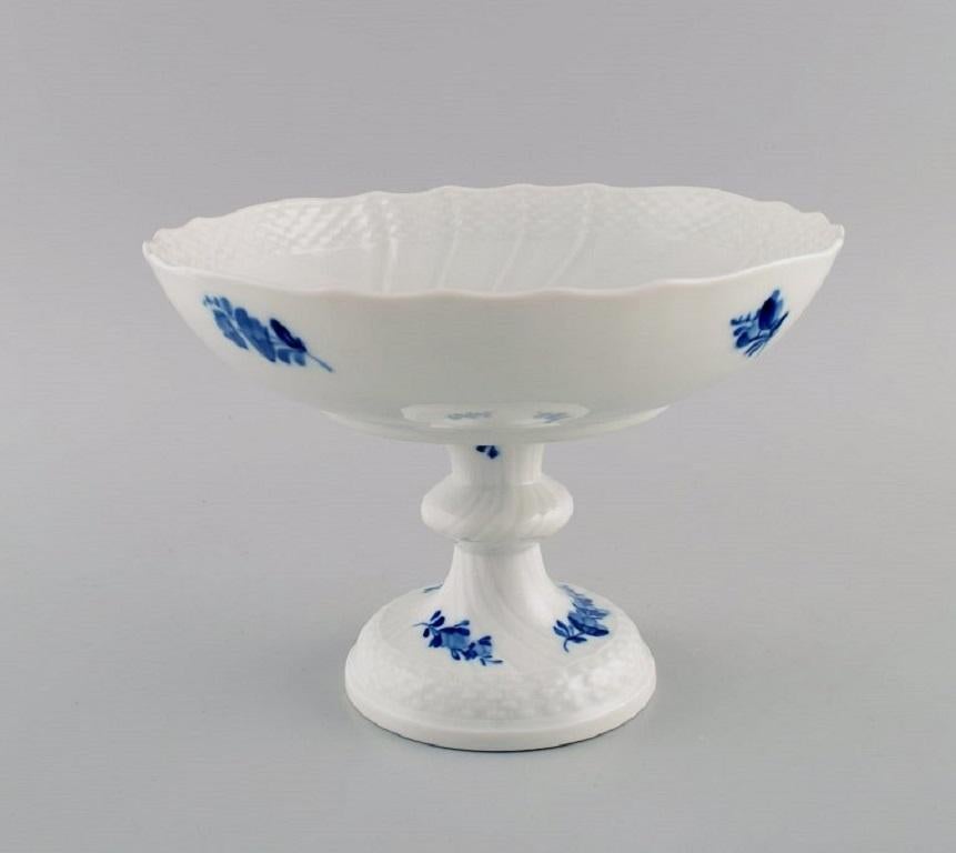 Royal Copenhagen Blue Flower Curved compote. 
Model number 10/1528. 
Dated 1968.
Measures: 21.5 x 15.5 cm.
In excellent condition.
Stamped.
1st factory quality.
