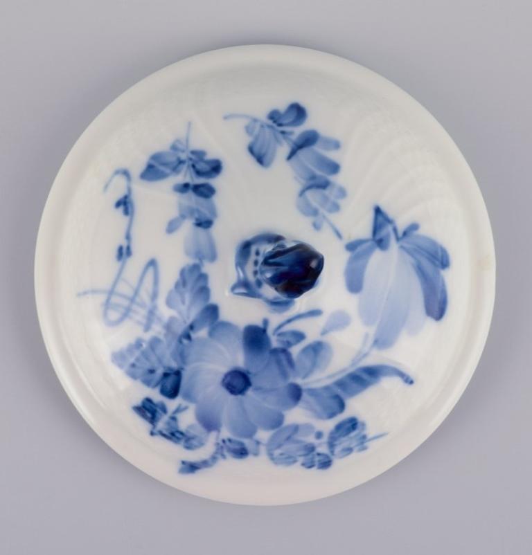 Blaue gebogene Royal Copenhagen-Blume. Creme- und Zuckerschale. (Handbemalt) im Angebot