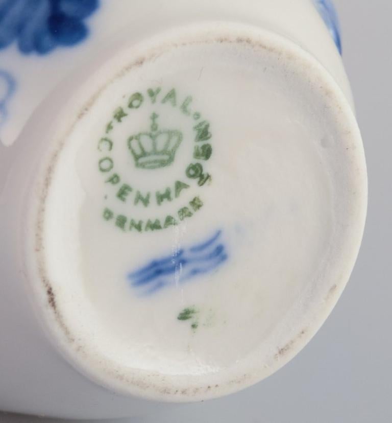 Blaue gebogene Royal Copenhagen-Blume. Creme- und Zuckerschale. im Angebot 3