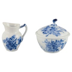 Royal Copenhagen Flor Azul Curvada. Cremera y azucarero.