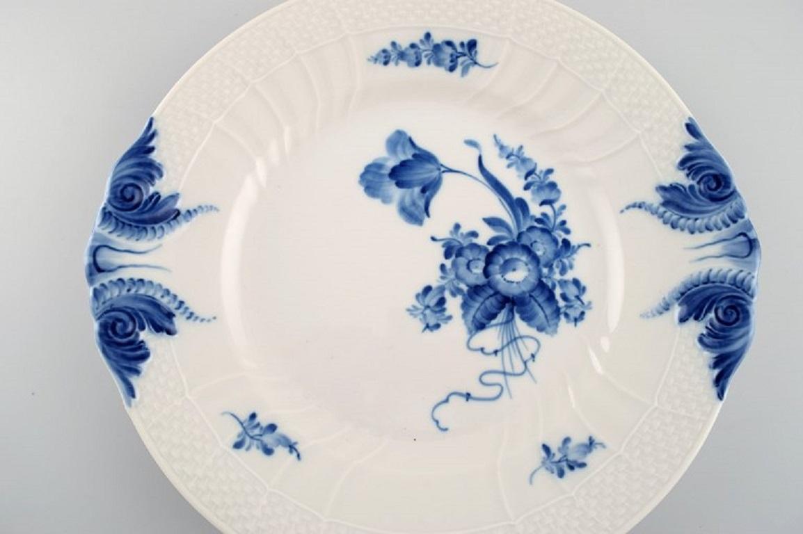 Plato curvo con flor azul de Royal Copenhagen. Model No. 10/1864.
Medidas: diámetro: 27 cm.
En excelente estado.
Sellado.
1ª calidad de fábrica.