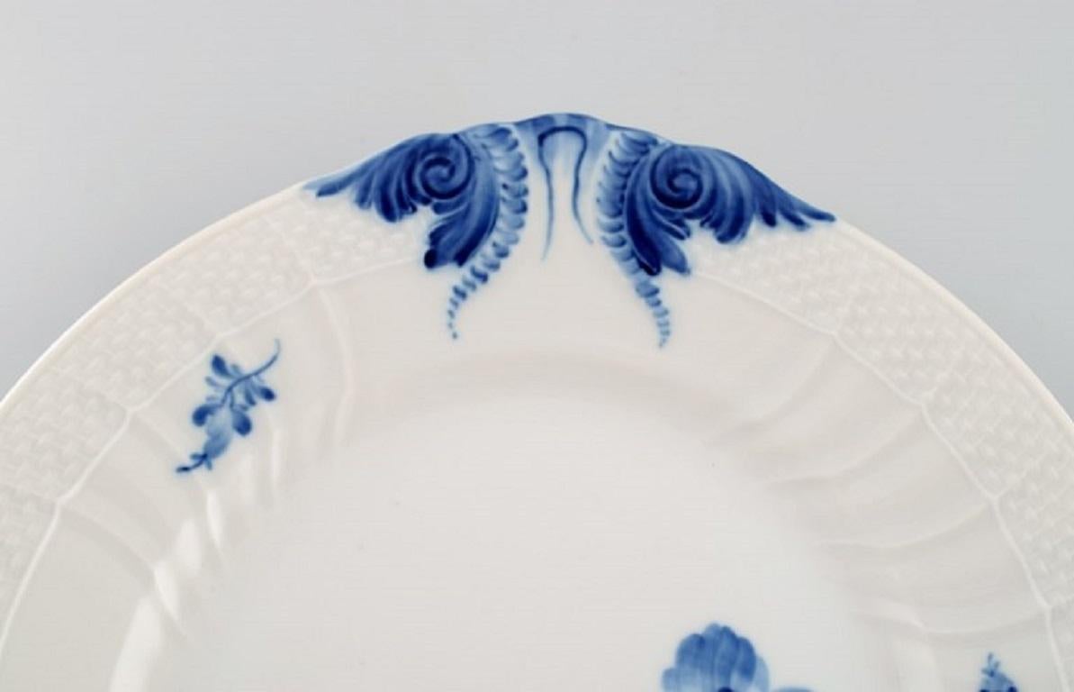 Royal Copenhagen Blaue geschwungene Schale mit Blumenmotiv (Dänisch) im Angebot