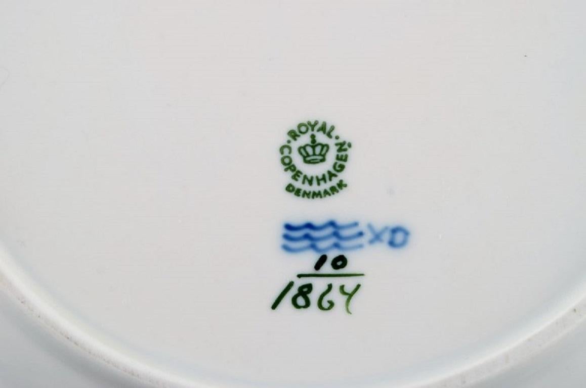Plato Curvo Flor Azul Royal Copenhagen Pintado a mano en venta