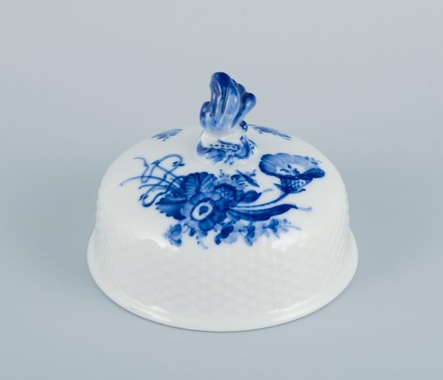 Blaue gebogene Royal Copenhagen-Blume. Großer Krug mit Deckel. 1953.  (Porzellan) im Angebot