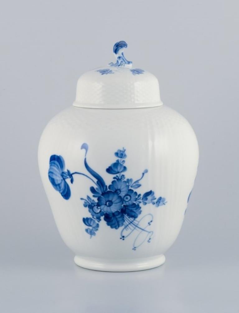 Royal Copenhagen Blue Flower Curved. Large lidded jar in porcelain.
1968.
Model number: 10/1791.
First factory quality.
In perfect condition.
Marked.
Dimensions: Height 29.0 cm, Diameter 20.0 cm.