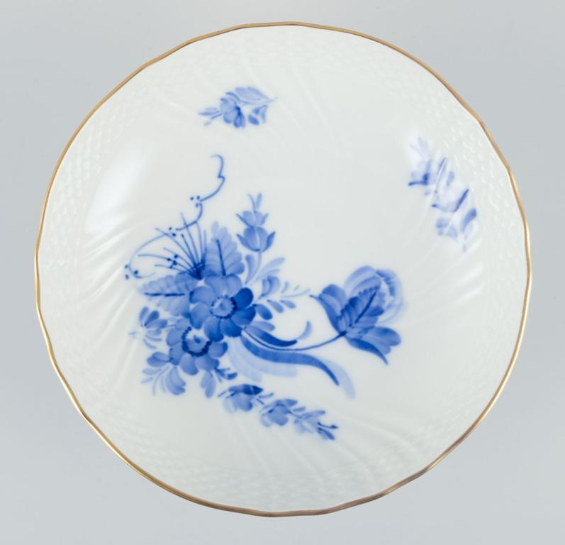 Blaue gebogene Royal Copenhagen-Blume. Niedriger Tafelaufsatz/Kuchenform. (Dänisch) im Angebot