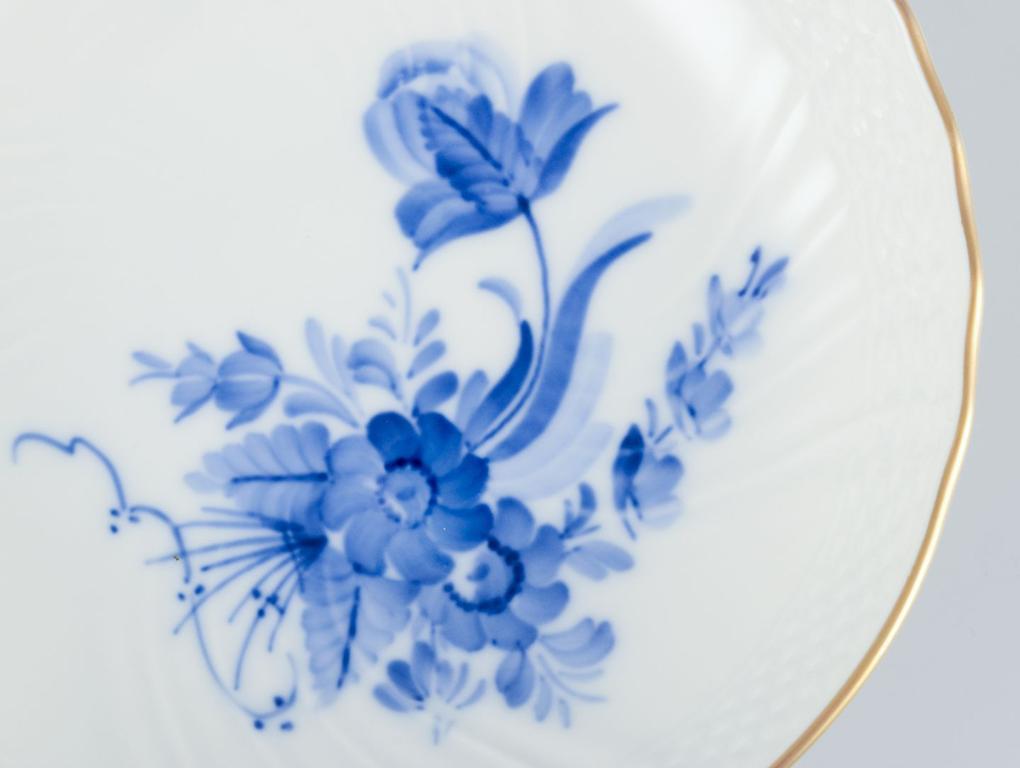 Blaue gebogene Royal Copenhagen-Blume. Niedriger Tafelaufsatz/Kuchenform. (Glasiert) im Angebot