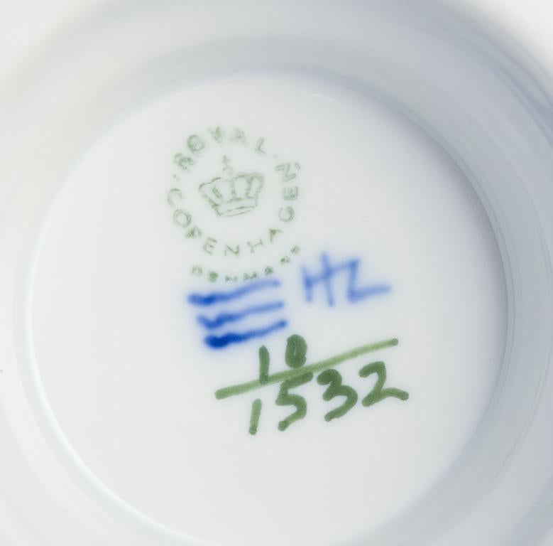 Blaue gebogene Royal Copenhagen-Blume. Niedriger Tafelaufsatz/Kuchenform. (Ende des 20. Jahrhunderts) im Angebot