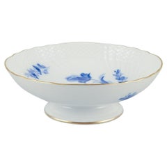 Blaue gebogene Royal Copenhagen-Blume. Niedriger Tafelaufsatz/Kuchenform.