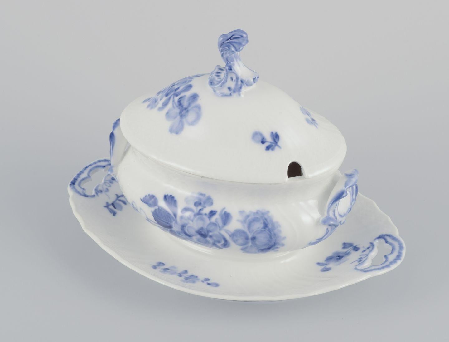 Les produits d'occasion sont exonérés de droits d'importation pour les clients américains. 
Par conséquent, aucun droit d'importation ne s'appliquera à votre achat.

Royal Copenhagen Blue Flower Curved.
Saucière avec couvercle sur socle. 
Peint à la