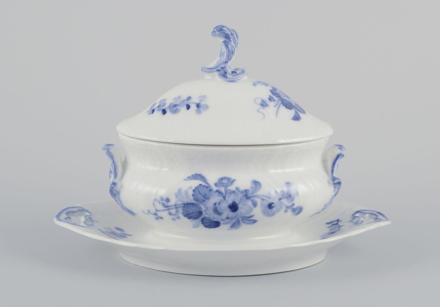 Danois Royal Copenhagen Blue Flower Curved. Saucière avec couvercle sur la base. en vente