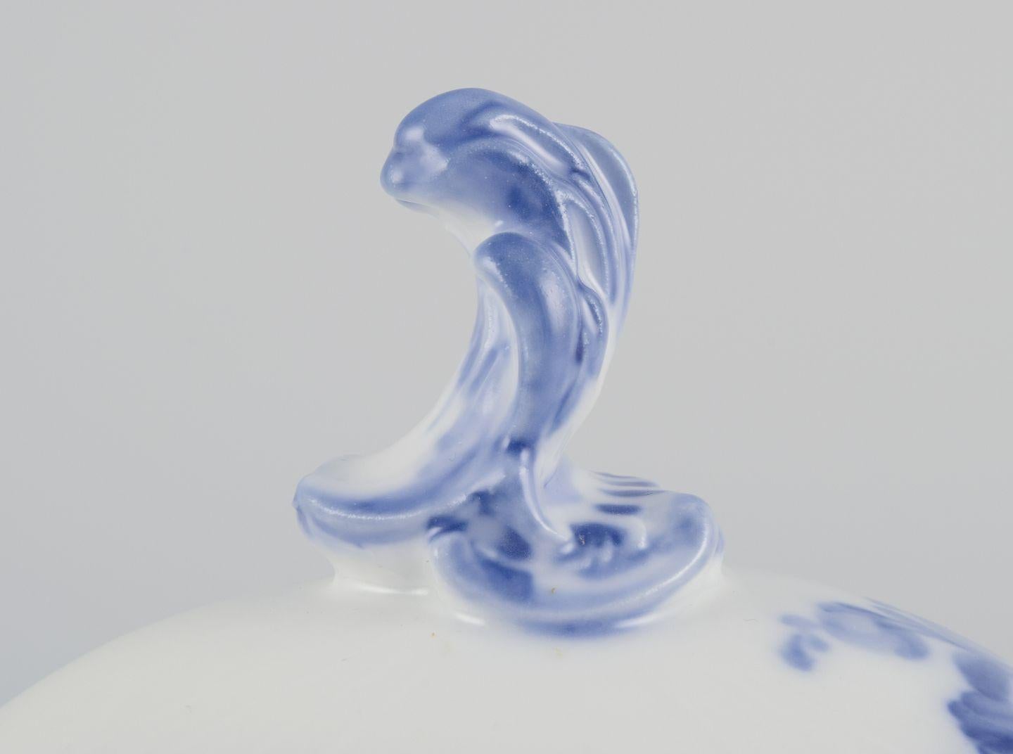 Porcelaine Royal Copenhagen Blue Flower Curved. Saucière avec couvercle sur la base. en vente