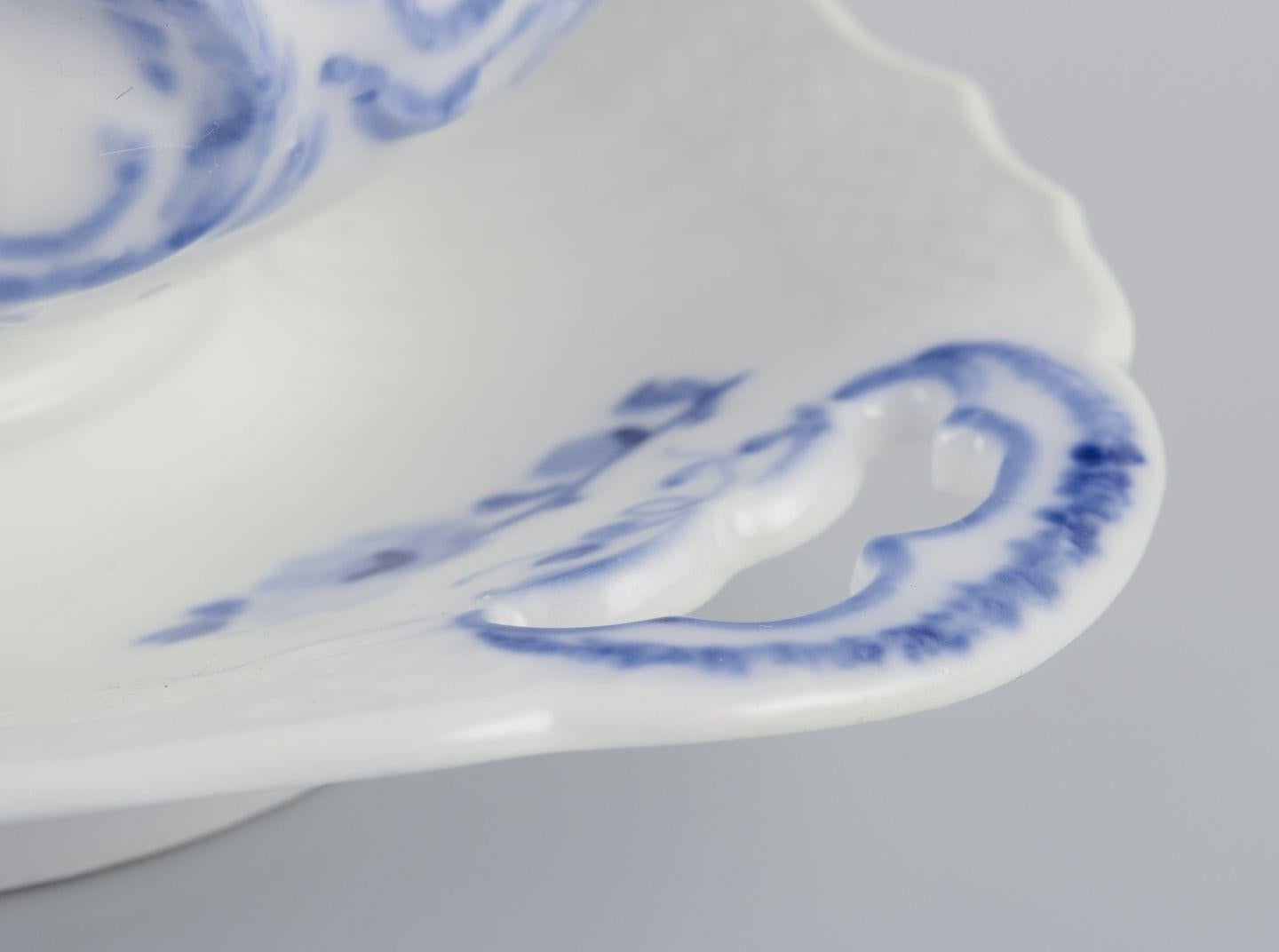 Royal Copenhagen Blue Flower Curved. Saucière avec couvercle sur la base. en vente 1
