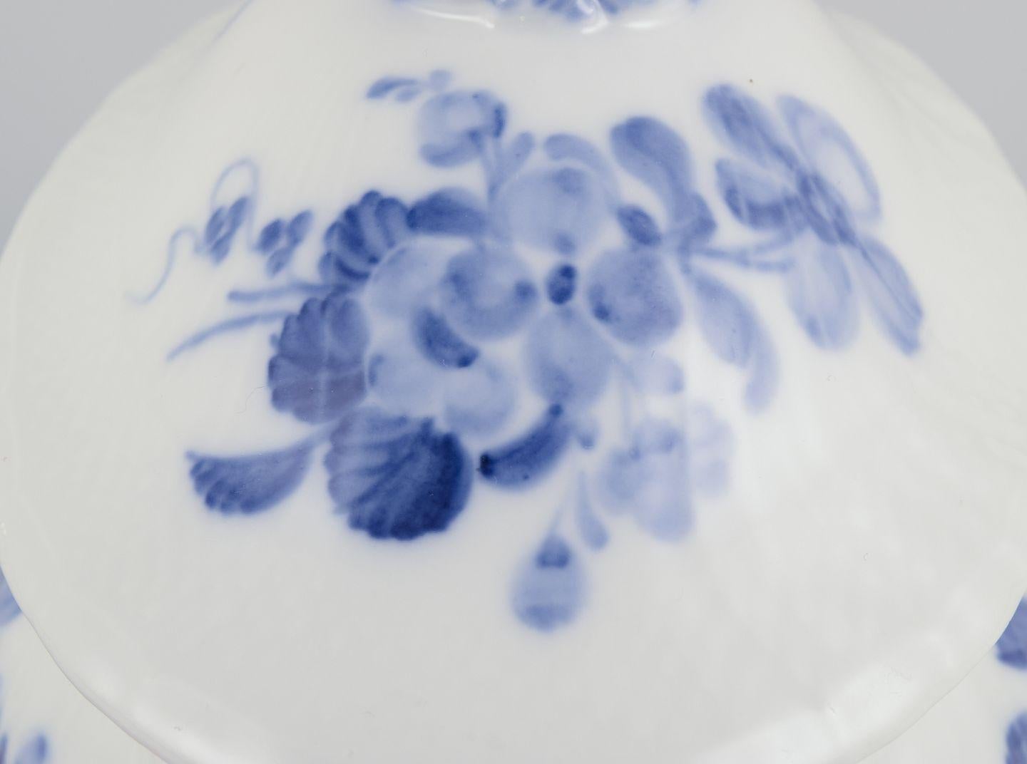 Royal Copenhagen Blue Flower Curved. Saucière avec couvercle sur la base. en vente 2