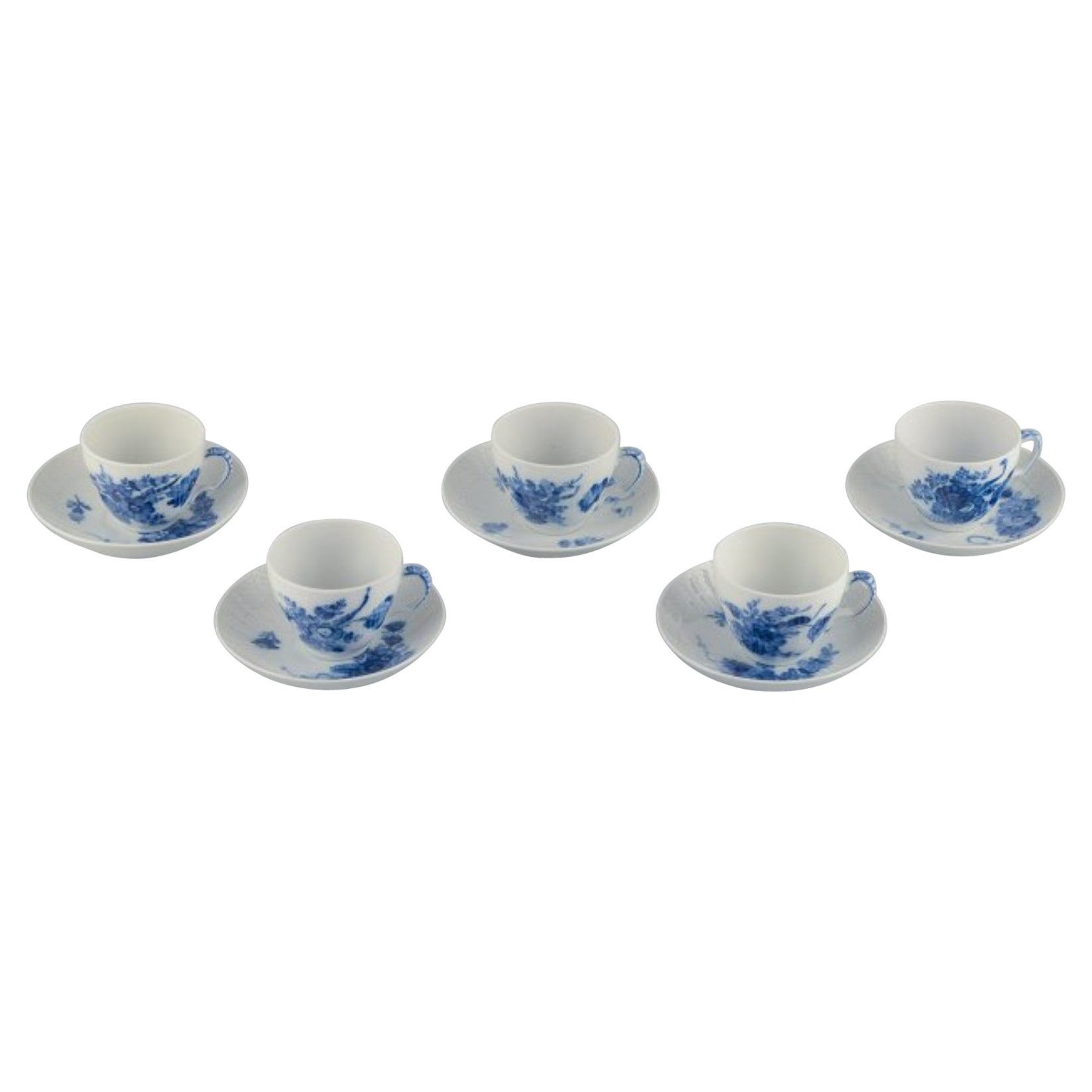 Royal Copenhagen Blue Flower Curved. Ensemble de cinq tasses à café avec soucoupes.