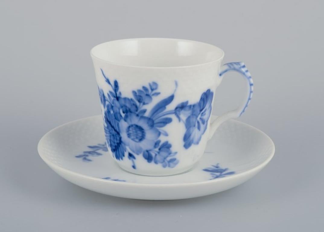 Royal Copenhagen Fiore blu curvo. Un set di sei tazze da caffè con piattini.
Modello 10/1546.
Datazione: 1956.
Prima qualità di fabbrica.
In perfette condizioni.
Contrassegnato.
Tazza: Altezza 6,0 cm x Diametro 6,5 cm senza manico.
Piattino: