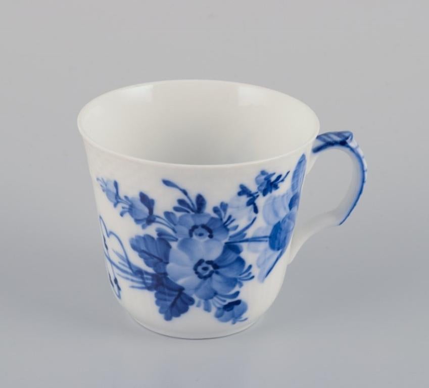 Blaue gebogene Royal Copenhagen-Blume. Set aus sechs Kaffeebechern mit Untertassen. (Dänisch) im Angebot