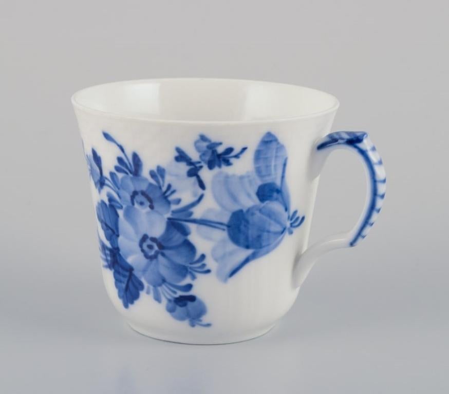 Blaue gebogene Royal Copenhagen-Blume. Set aus sechs Kaffeebechern mit Untertassen.  (Handbemalt) im Angebot