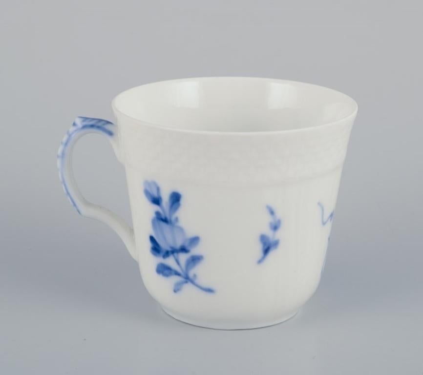 Dipinto a mano Royal Copenhagen Fiore blu curvo. Set di sei tazze da caffè con  piattini. in vendita