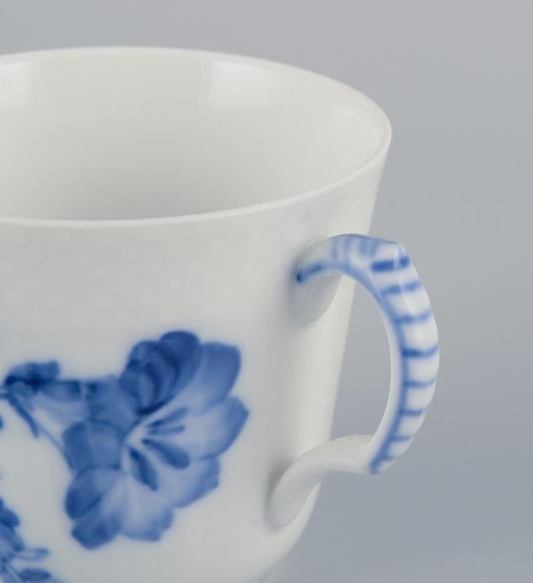 Metà XX secolo Royal Copenhagen Fiore blu curvo. Set di sei tazze da caffè con  piattini. in vendita