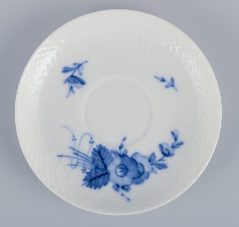 Porcellana Royal Copenhagen Fiore blu curvo. Set di sei tazze da caffè con  piattini. in vendita