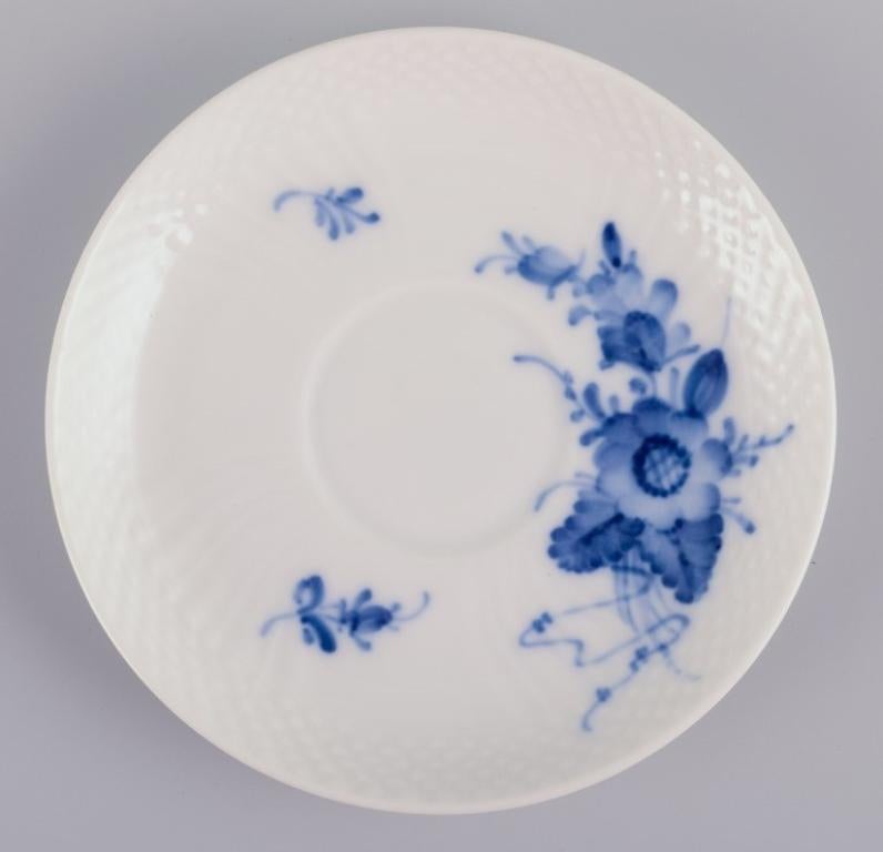Blaue gebogene Royal Copenhagen-Blume. Set aus sechs Kaffeebechern mit Untertassen.  im Angebot 1