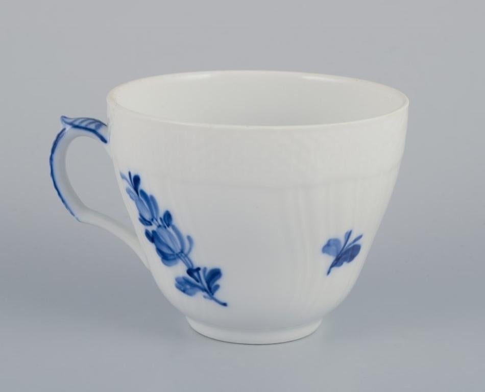 Dipinto a mano Royal Copenhagen Blue Flower curvo, sei tazze da caffè con piattini. in vendita