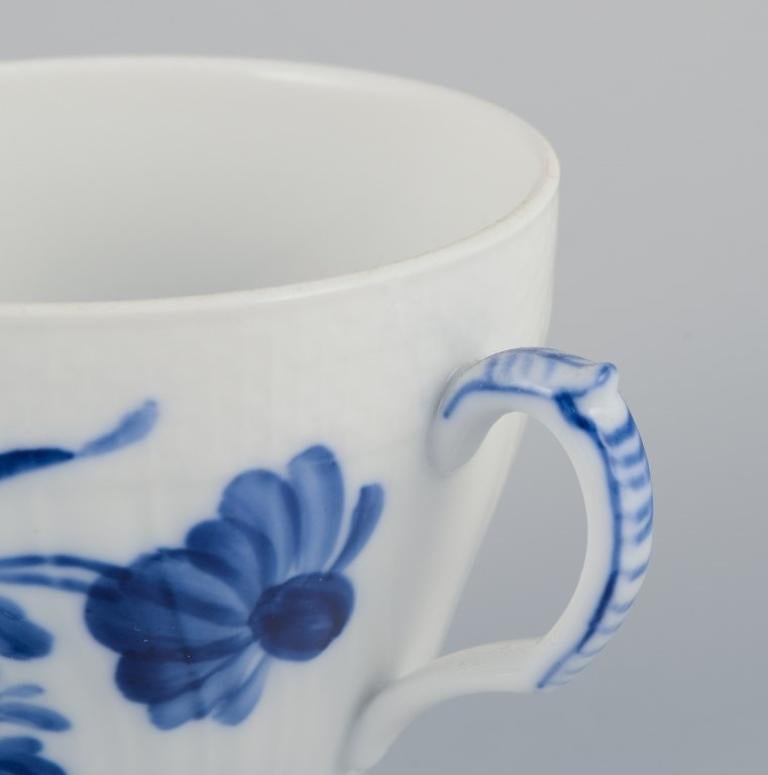 Metà XX secolo Royal Copenhagen Blue Flower curvo, sei tazze da caffè con piattini. in vendita