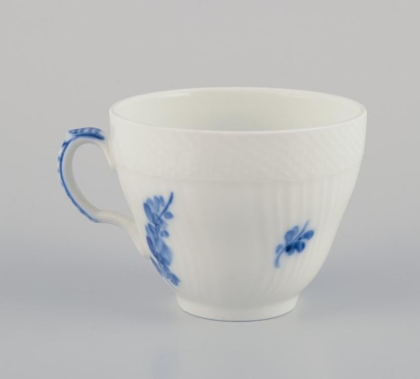 Milieu du XXe siècle Royal Copenhagen Blue Flower Curved. Six tasses à café avec soucoupes en porcelaine en vente